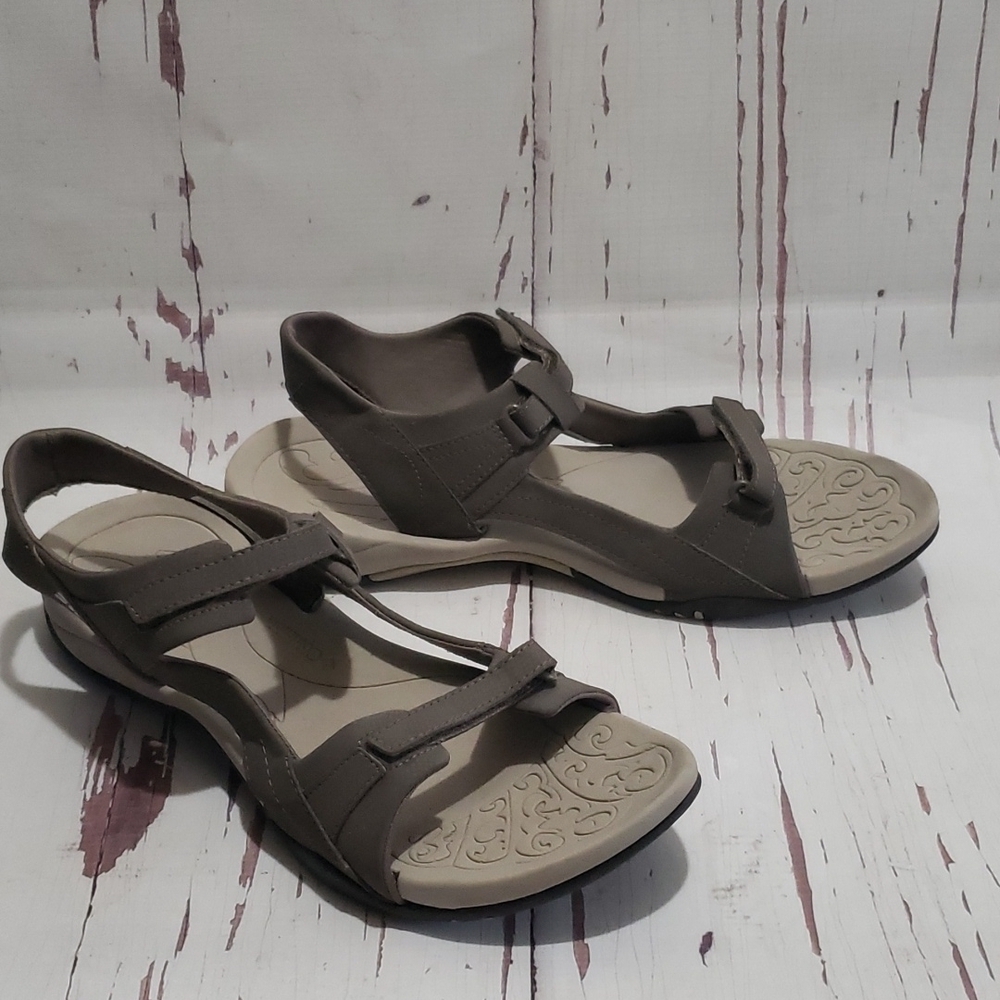 Columbia 12 gray velcro straps mens sandals